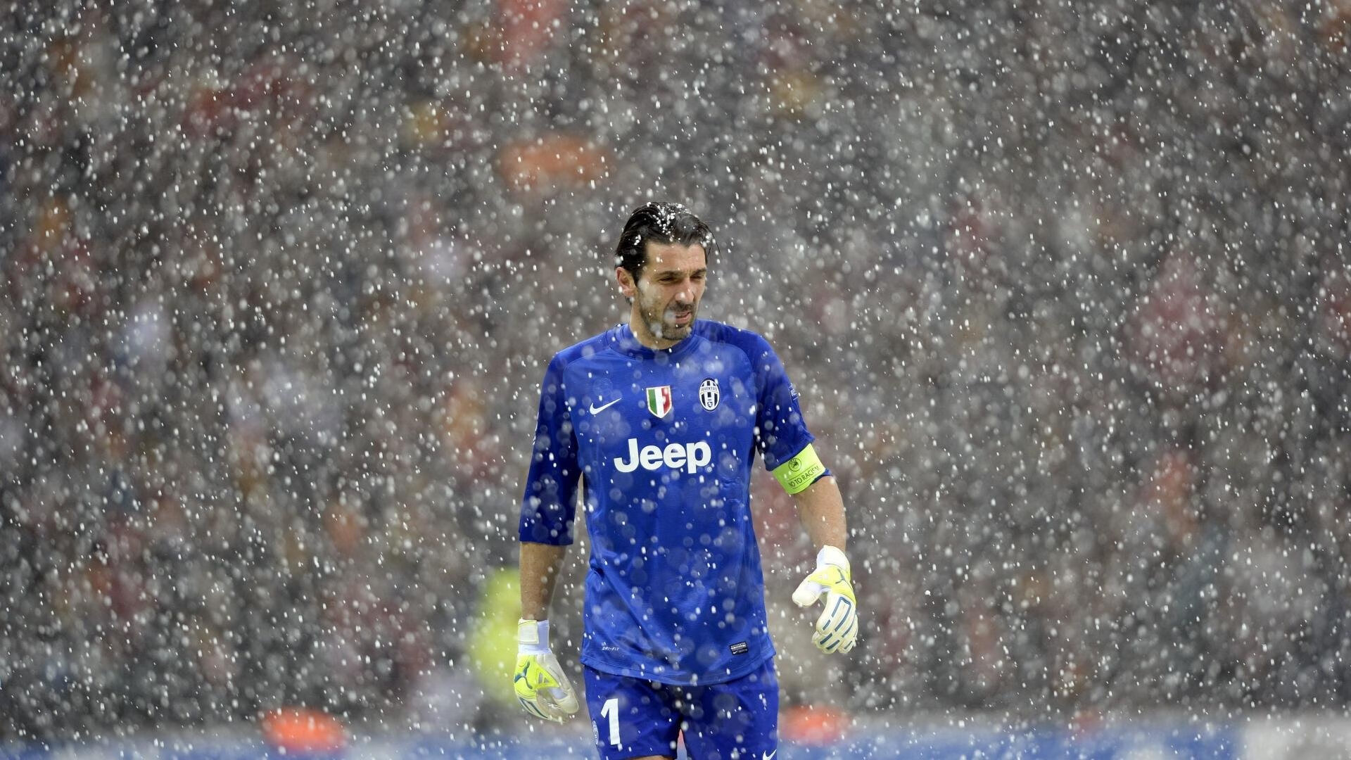 “青少年足球明星巡回演讲，传播体育精神”，青少年足球宣传文案